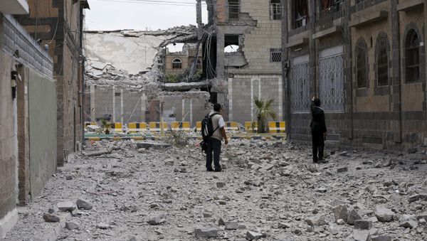 Journalists look at damage at the Yemeni army's main headquarters after it was hit by a Saudi-led air strike in Sanaa, June 7, 2015 Journalists look at damage at the Yemeni army's main headquarters after it was hit by a Saudi-led air strike in Sanaa, June 7, 2015 - Sputnik International