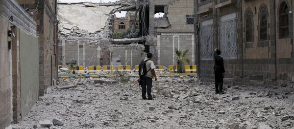 Journalists look at damage at the Yemeni army's main headquarters after it was hit by a Saudi-led air strike in Sanaa, June 7, 2015 - Sputnik International