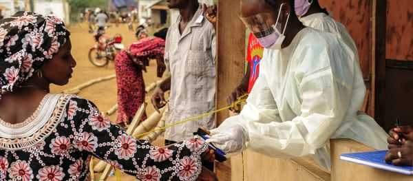 Sierra Leone's health officials checking passengers transiting at the border crossing with Liberia in Jendema on March 28, 2015 - Sputnik International