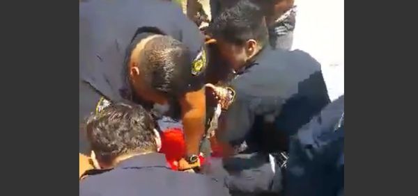 New York Police Arrest and Punch Man - Sputnik International