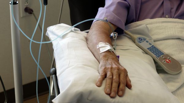 Chemotherapy is administered to a cancer patient. Chemotherapy is administered to a cancer patient. - Sputnik International