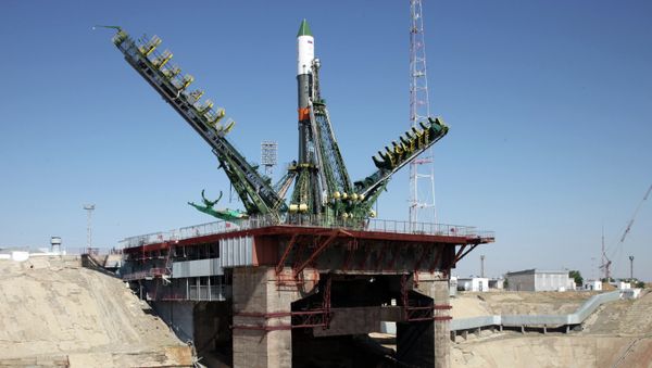 Russia's Progress M-28M cargo ship is mounted on a launch pad at the Russian-leased Baikonur cosmodrome in Kazakhstan on July 1, 2015 - Sputnik International