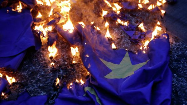 Demonstrators burn a European Union flag during a rally supporting the no vote for the upcoming referendum outside the European Union office in Athens, Thursday, July 2, 2015.  - Sputnik International