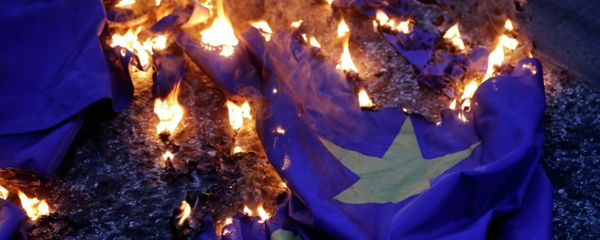 Demonstrators burn a European Union flag during a rally supporting the no vote for the upcoming referendum outside the European Union office in Athens, Thursday, July 2, 2015. - Sputnik International
