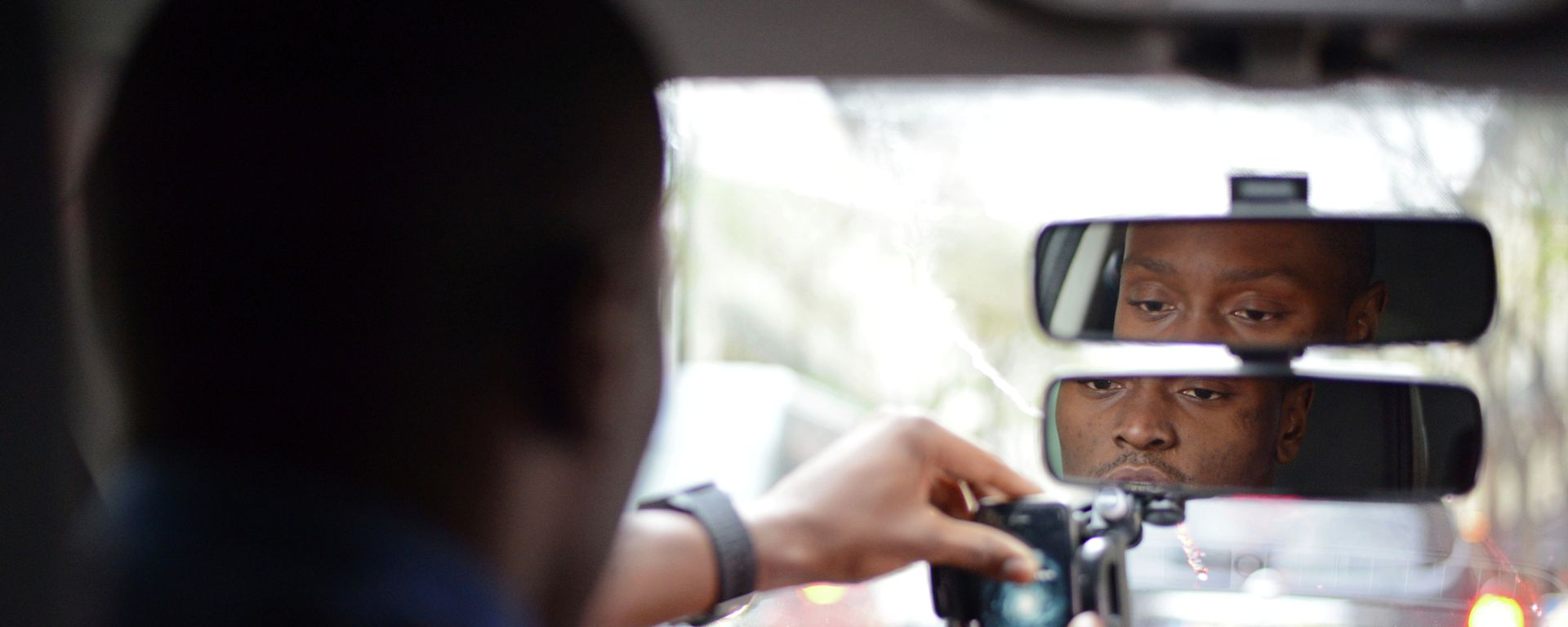 UberPOP driver Anthony Loussala-Dubreas, 24, of Paris, turns on his smartphone in his car in Paris, Friday, Dec. 12, 2014 - Sputnik International, 1920, 18.03.2022