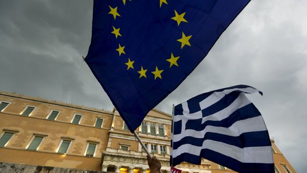 Protesters wave Greek and EU flags during a pro-Euro rally in front of the parliament building, in Athens, Greece, June 30, 2015 - Sputnik International