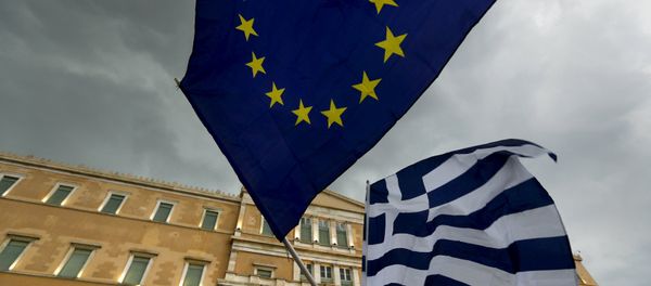 Protesters wave Greek and EU flags during a pro-Euro rally in front of the parliament building, in Athens, Greece, June 30, 2015 - Sputnik International