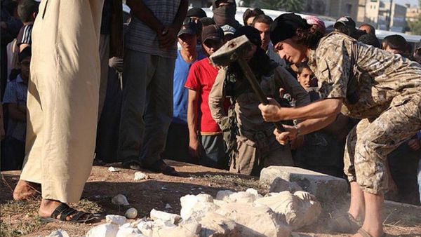 ISIS militants use heavy duty sledgehammers to destroy the historic statues in front of a large crowd, Palmyra - Sputnik International