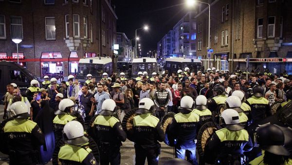 Dutch riot police surround detained suspects at Schilderswijk district in The Hague, Netherlands, in the early hours of Friday, July 3, 201 - Sputnik International
