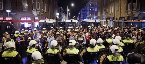 Dutch riot police surround detained suspects at Schilderswijk district in The Hague, Netherlands, in the early hours of Friday, July 3, 201 Dutch riot police surround detained suspects at Schilderswijk district in The Hague, Netherlands, in the early hours of Friday, July 3, 201 - Sputnik International