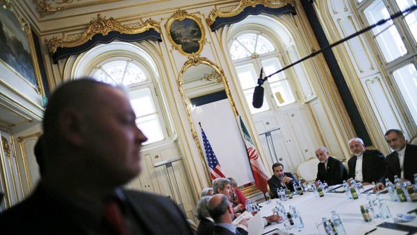 Iranian Foreign Minister Mohammad Javad Zarif (2nd R) meets with U.S. Secretary of State John Kerry at a hotel in Vienna, Austria July 3, 2015 Iranian Foreign Minister Mohammad Javad Zarif (2nd R) meets with U.S. Secretary of State John Kerry at a hotel in Vienna, Austria July 3, 2015 - Sputnik International