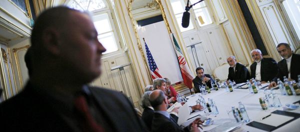 Iranian Foreign Minister Mohammad Javad Zarif (2nd R) meets with U.S. Secretary of State John Kerry at a hotel in Vienna, Austria July 3, 2015 - Sputnik International