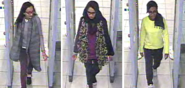 Kadiza Sultana, left, Shamima Begum, centre and and Amira Abase going through security at Gatwick airport, before they caught their flight to Turkey on Tuesday Feb 17, 2015 - Sputnik International