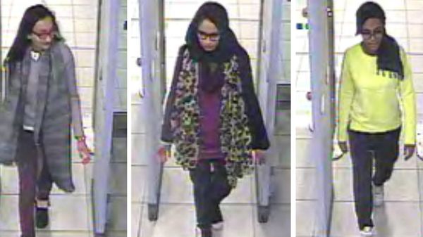 Kadiza Sultana, left, Shamima Begum, centre and and Amira Abase going through security at Gatwick airport, before they caught their flight to Turkey on Tuesday Feb 17, 2015 - Sputnik International