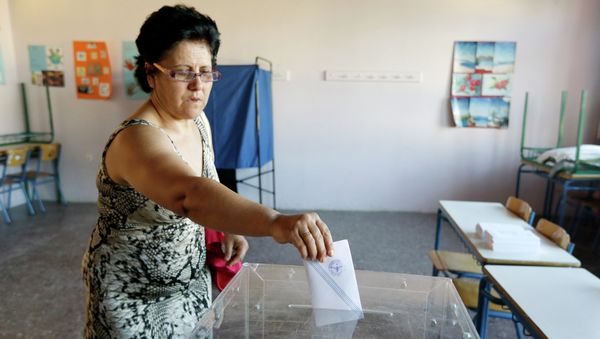 A woman casts her vote at a polling station in Athens, Sunday, July 5, 2015 - Sputnik International