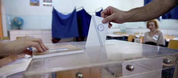 A man casts his vote at a polling station in the northern Greek port city of Thessaloniki, Sunday, July 5, 2015 - Sputnik International