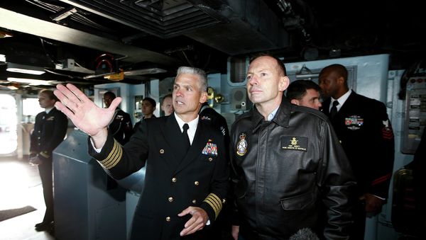 Australian Prime Minister Tony Abbott, right, speaks to Captain Kyle P. Higgins onboard the USS Blue Ridge as she arrives in Sydney Harbour, Australia, Friday, July 3, 2015 - Sputnik International
