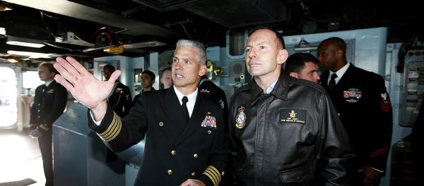 Australian Prime Minister Tony Abbott, right, speaks to Captain Kyle P. Higgins onboard the USS Blue Ridge as she arrives in Sydney Harbour, Australia, Friday, July 3, 2015 - Sputnik International