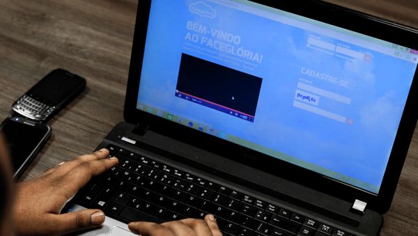 A man uses his profile in the social network for evangelicals FaceGloria, in Sao Paulo, Brazil - Sputnik International