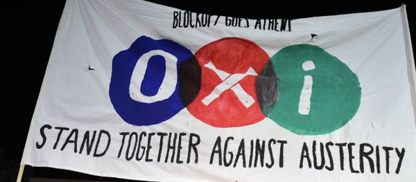 'NO' supporters hold a banner reading 'NO' in front of the parliament late in Athens on July 5, 2015 - Sputnik International