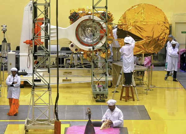 Scientists and engineers working on the Mars Orbiter vehicle at the Indian Space Research Organisation's (ISRO) satellite centre in Bangalore. Scientists and engineers working on the Mars Orbiter vehicle at the Indian Space Research Organisation's (ISRO) satellite centre in Bangalore. - Sputnik International
