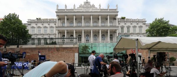 Journalists wait in front of Palais Coburg - Sputnik International