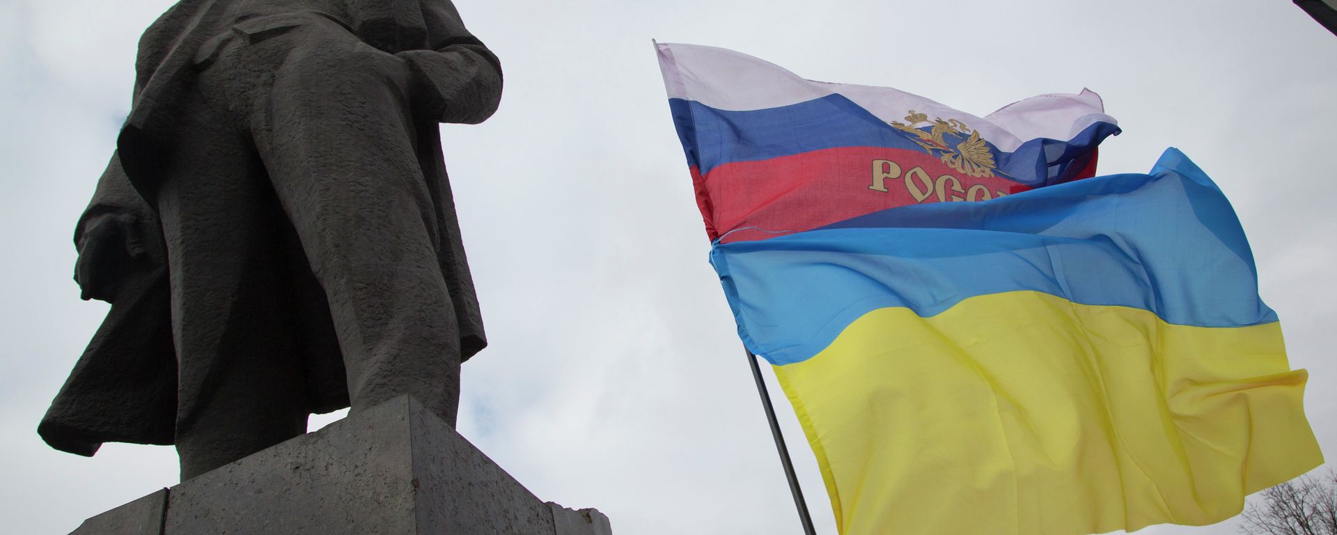 The Russian and Ukrainian flags - Sputnik International, 1920, 12.07.2021