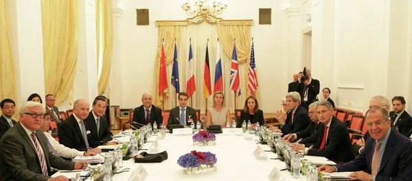 German Foreign Minister Frank-Walter Steinmeier (L) French Foreign Minister Laurent Fabius (3rd L) Chinese Foreign Minister Wang Yi (4th L) European Union High Representative for Foreign Affairs and Security Policy Federica Mogherini (centre row, 2ndR) U.S. Secretary of State John Kerry (4th R) British Foreign Secretary Philip Hammond (3rd R) and Russian Foreign Minister Sergey Lavrov (R) meet in Vienna, Austria - Sputnik International