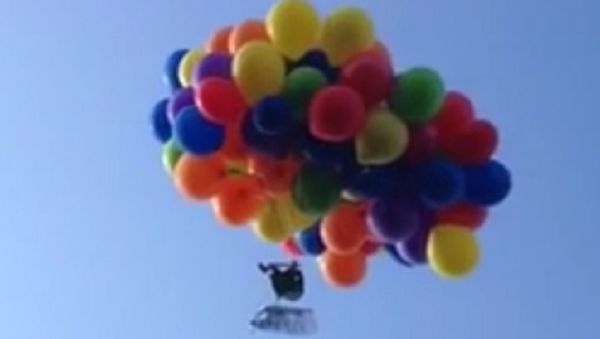 Balloon lawn chair flying over Calgary Stampede lands mischief charges for pilot - Sputnik International