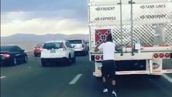 Man Rips Confederate Flag Off Moving Truck - Sputnik International