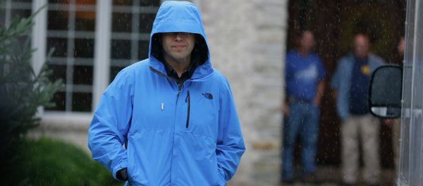 Subway restaurant spokesman Jared Fogle walks to a waiting car as he leaves his home in Zionsville, Ind - Sputnik International