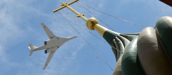 Cтратегический бомбардировщик-ракетоносец Ту-160 во время празднования 70-летия Победы в Великой Отечественной войне Cтратегический бомбардировщик-ракетоносец Ту-160 во время празднования 70-летия Победы в Великой Отечественной войне - Sputnik International