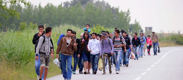 Migrants, .mostly from Syria, headed for EU member Hungary, walk in groups towards Hungary in Kanjiza, North Serbia, near the Hungarian border Migrants, .mostly from Syria, headed for EU member Hungary, walk in groups towards Hungary in Kanjiza, North Serbia, near the Hungarian border - Sputnik International
