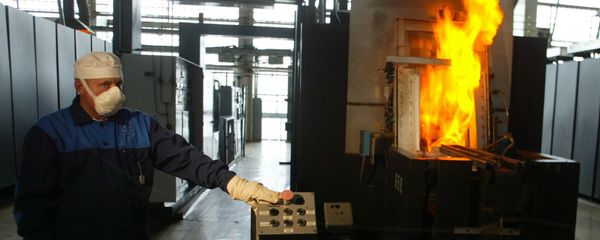 Worker operates a machine for production of uranium tablets for nuclear power reactors at the Ulba Metal plant in the city of Ust-Kamenogorsk in eastern Kazakhstan. - Sputnik International
