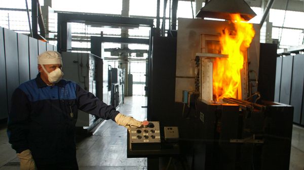 Worker operates a machine for production of uranium tablets for nuclear power reactors at the Ulba Metal plant in the city of Ust-Kamenogorsk in eastern Kazakhstan. - Sputnik International