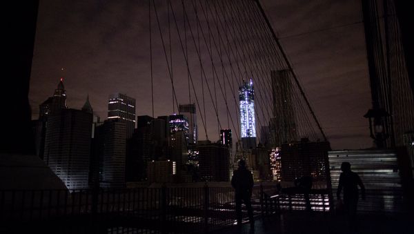 Lower Manhattan, as viewed from the darkened Manhattan side of the pedestrian walkway of the Brooklyn Bridge in New York, during the 2012 blackout. - Sputnik International