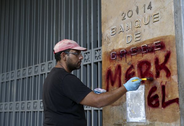 A worker cleans graffiti outside the central Bank of Greece building in Athens, Greece, July 7, 2015 - Sputnik International