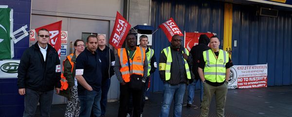 Protesters from the ASLEF and RMT unions stand at the locked gates of Brixton underground station during a tube strike in London on July 9, 2015 - Sputnik International