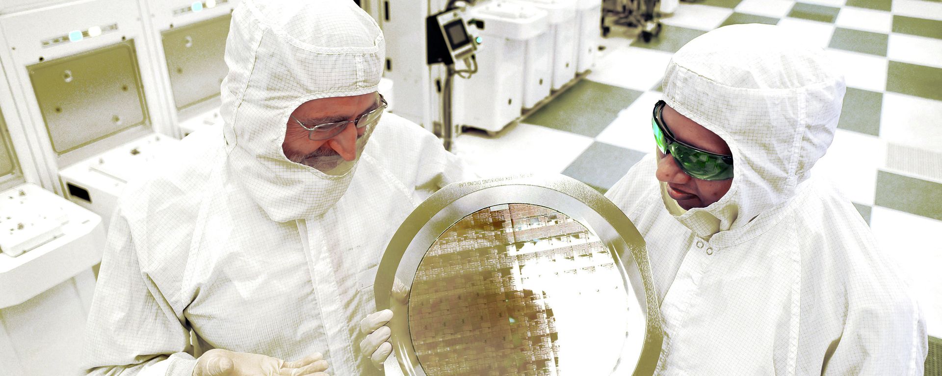 An alliance led by IBM Research has produced the semiconductor industry's first 7nm (nanometer) node test chips with functional transistors An alliance led by IBM Research has produced the semiconductor industry's first 7nm (nanometer) node test chips with functional transistors - Sputnik International, 1920, 14.10.2022