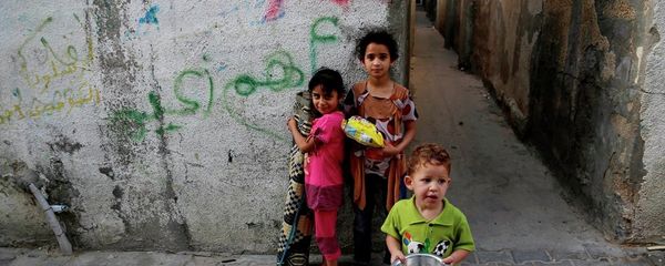 Palestinian children pose for a photo in Jebaliya refugee camp in the northern Gaza Strip, Thursday, May 14, 2015. - Sputnik International