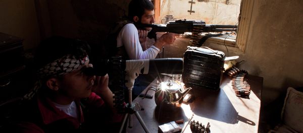 Syrian fighters with the Free Syria Army (FSA) man one of their positions during skirmishes with government forces in the Seif al-Dawla district in Aleppo on September 4, 2012 - Sputnik International