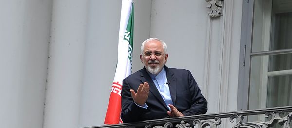 Iranian Foreign Minister Javad Zarif talks to media from bacon of the Palais Coburg Hotel, venue of the nuclear talks in Vienna, Austria on July 2, 2015 Iranian Foreign Minister Javad Zarif talks to media from bacon of the Palais Coburg Hotel, venue of the nuclear talks in Vienna, Austria on July 2, 2015 - Sputnik International