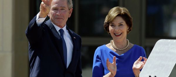Former President George W. Bush, accompanied by his wife former first lady Laura Bush, flashes the W sign after his speech during the dedication of the George W. Bush Presidential Center - Sputnik International