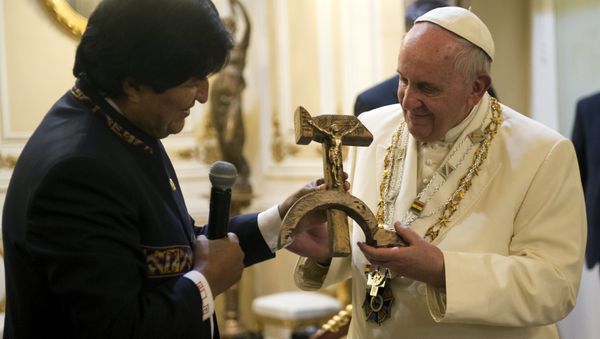 Pope Francis receives a gift from Bolivian President Evo Morales (L) in La Paz, Bolivia, July 8, 2015 Pope Francis receives a gift from Bolivian President Evo Morales (L) in La Paz, Bolivia, July 8, 2015 - Sputnik International