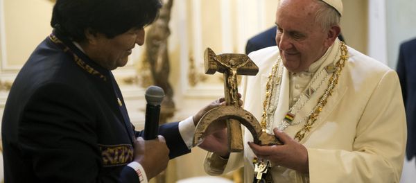 Pope Francis receives a gift from Bolivian President Evo Morales (L) in La Paz, Bolivia, July 8, 2015 - Sputnik International