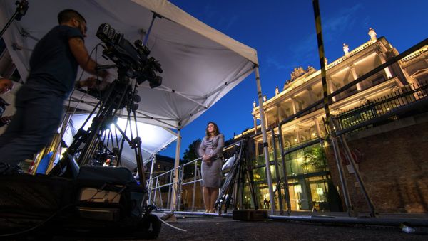 Sky News television crew make their report outside the Palais Coburg Hotel where the Iran nuclear talks meetings are being held in Vienna, Austria on July 9, 2015 - Sputnik International