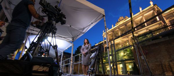 Sky News television crew make their report outside the Palais Coburg Hotel where the Iran nuclear talks meetings are being held in Vienna, Austria on July 9, 2015 - Sputnik International