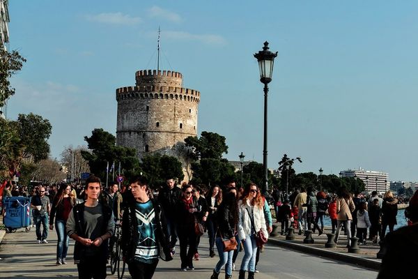 People walk at a main seaside avenue, as the White Tower is seen at the background, in the Greek northern town of Thessaloniki, Greece. - Sputnik International
