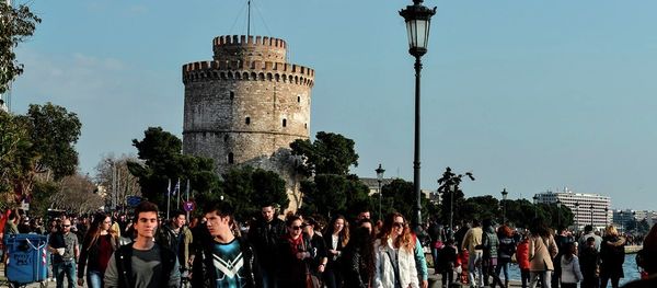 People walk at a main seaside avenue, as the White Tower is seen at the background, in the Greek northern town of Thessaloniki, Greece. - Sputnik International