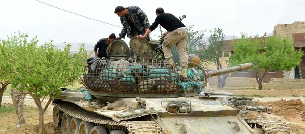 Syrian regime forces check a tank on May 9, 2015 in Assal al-Ward, a small regime-controlled village situated on the mountain of al-Kanissa in the Qalamun region Syrian regime forces check a tank on May 9, 2015 in Assal al-Ward, a small regime-controlled village situated on the mountain of al-Kanissa in the Qalamun region - Sputnik International
